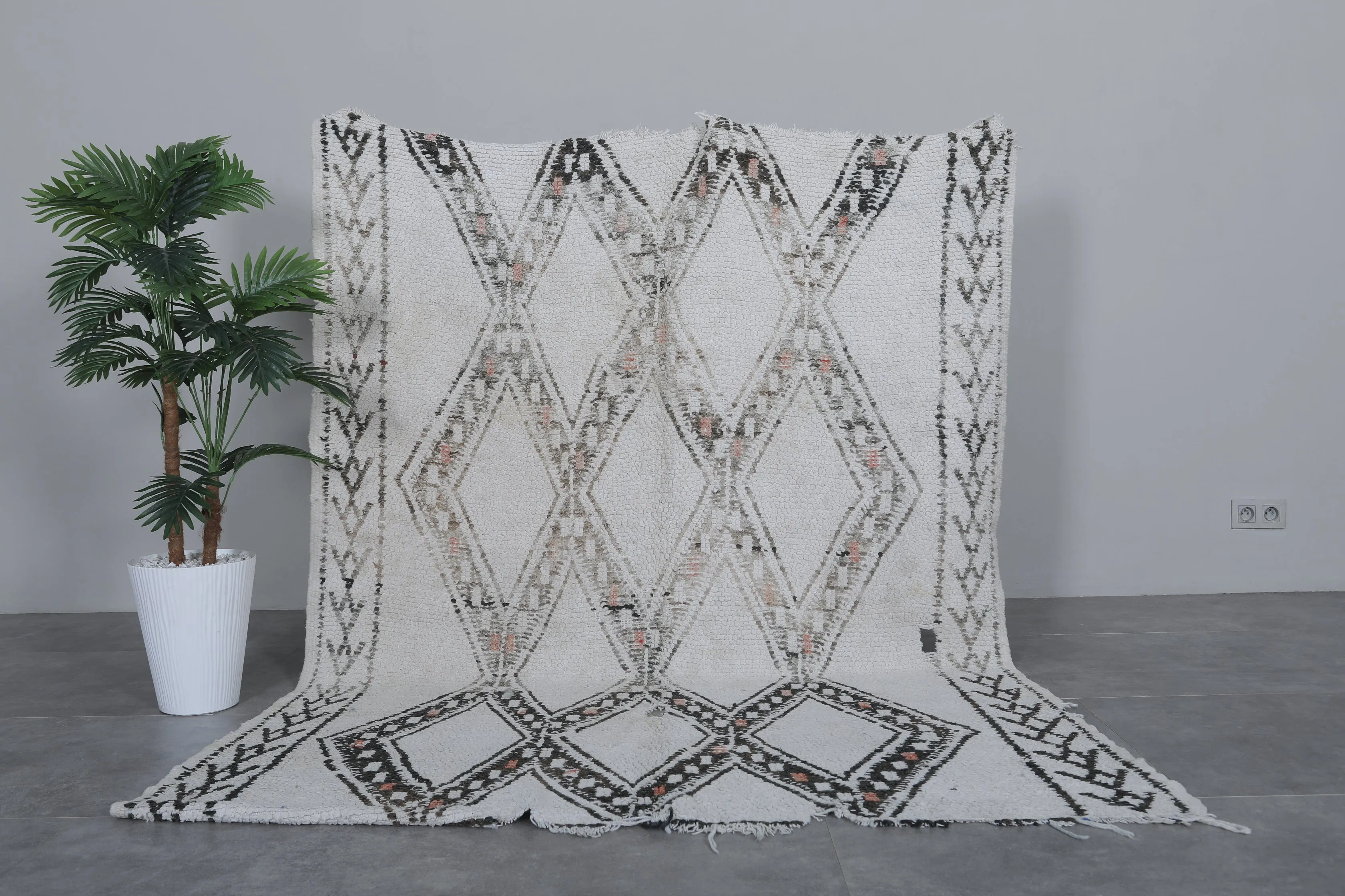 Elegant Moroccan Trellis Rug – Handwoven 5.3 X 7 Feet