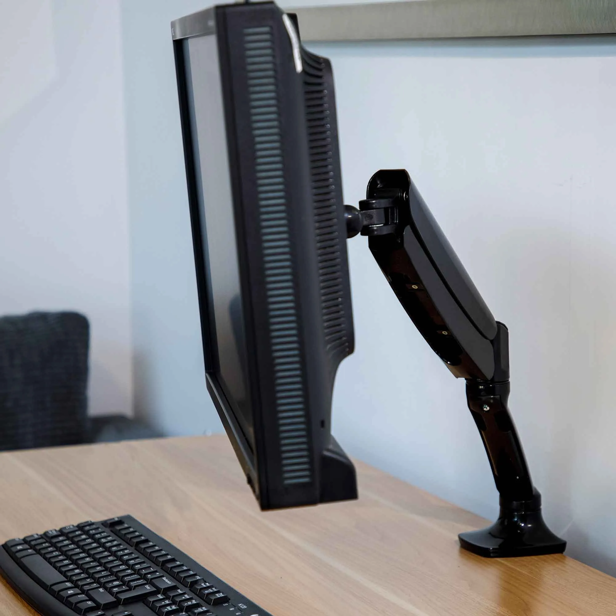 Single Monitor Arm, Adjustable & Rotating 9kg Load Capacity, 10-27" Screens - Black - DH24